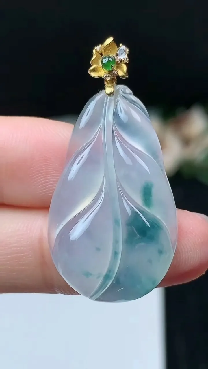 天然A货翡翠飘花金枝玉叶 叶子吊坠，尺寸30.6-18-4.6，重量:4.62g
11月16日