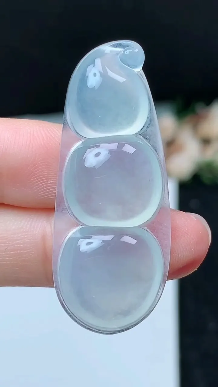 天然A货翡翠白冰福豆吊坠，尺寸43.6-17.4-5.8，重量:7.28g
11月16日