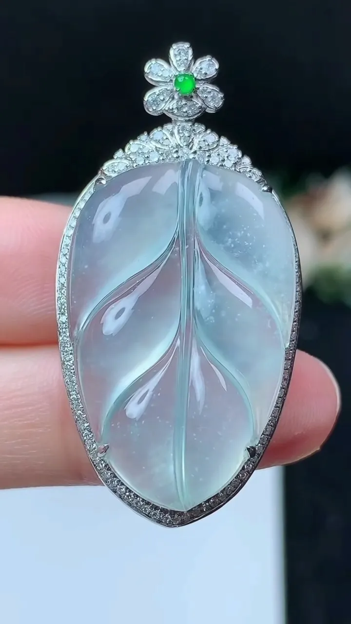 天然A货翡翠白冰金枝玉叶 叶子吊坠，尺寸43.2-22-9.5，裸石30-19.6，重量:6.99g