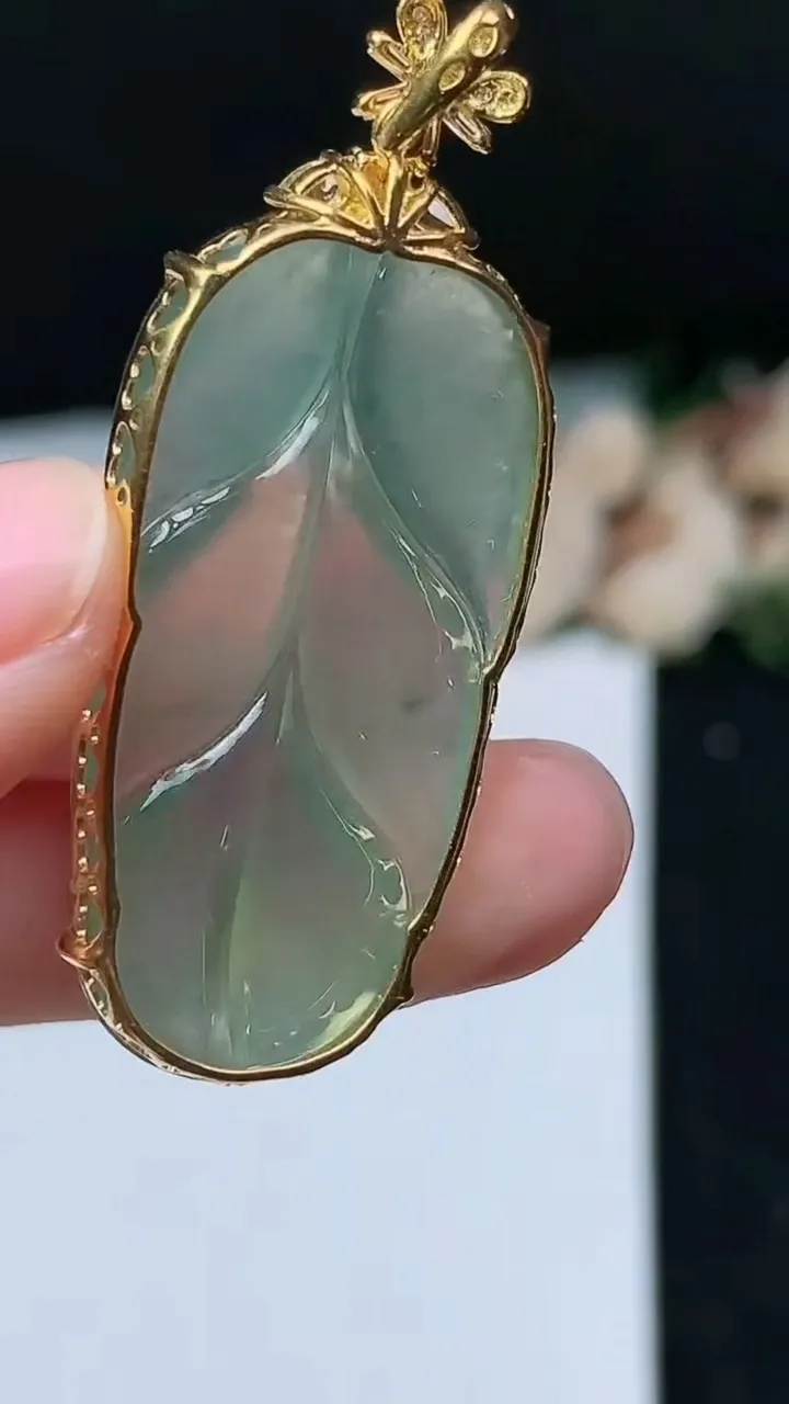 天然A货翡翠金枝玉叶 叶子吊坠，尺寸36.5-18-7.3，重量:6.90g
11月16日