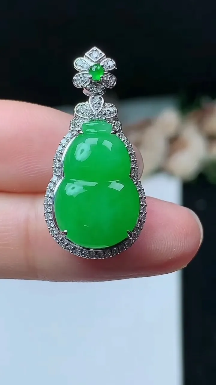 天然A货翡翠葫芦吊坠，尺寸29.6-14.3-9.3，裸石17.2-11.4，重量:5.31g
11