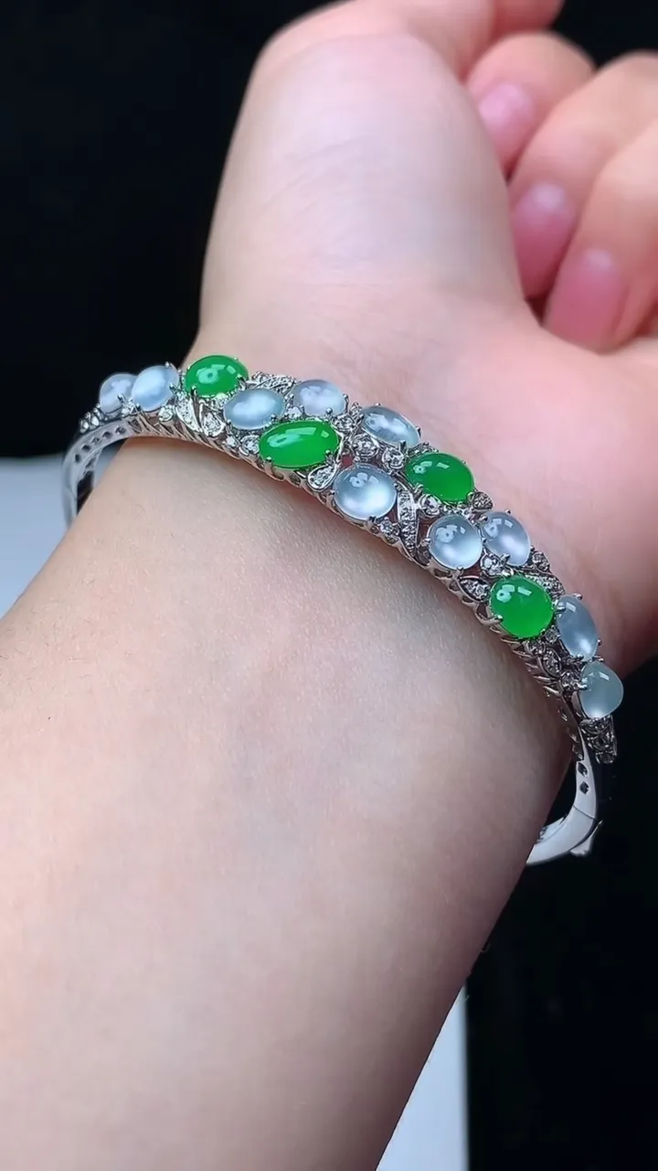 天然A货翡翠蛋面手镯，尺寸57.6-48-6.4-4.4，重量:10.53g
11月16日