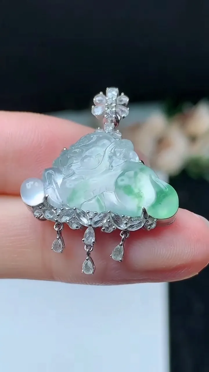 天然A货翡翠麒麟牌吊坠，尺寸30-12.8-23-7，重量:4.71g
11月16日