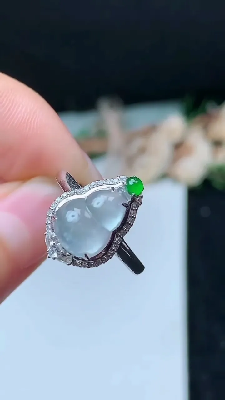 天然A货翡翠白冰葫芦戒指，尺寸17.3-11-8，重量:2.70g2025年11月16日
工厂直销收藏佳品,种好水足，色泽均匀，有种有色，上手高大气！
