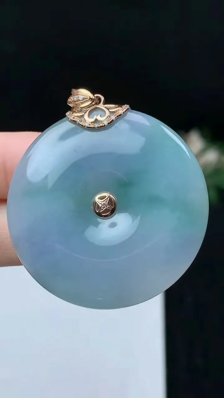 天然A货翡翠k金春带彩 紫罗兰平安扣吊坠，尺寸37.6-5.9，重量:19.00g
11月16日