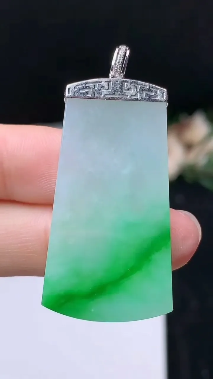 天然A货翡翠无事牌吊坠，尺寸39-20.5-3.4，重量:8.70g
11月16日