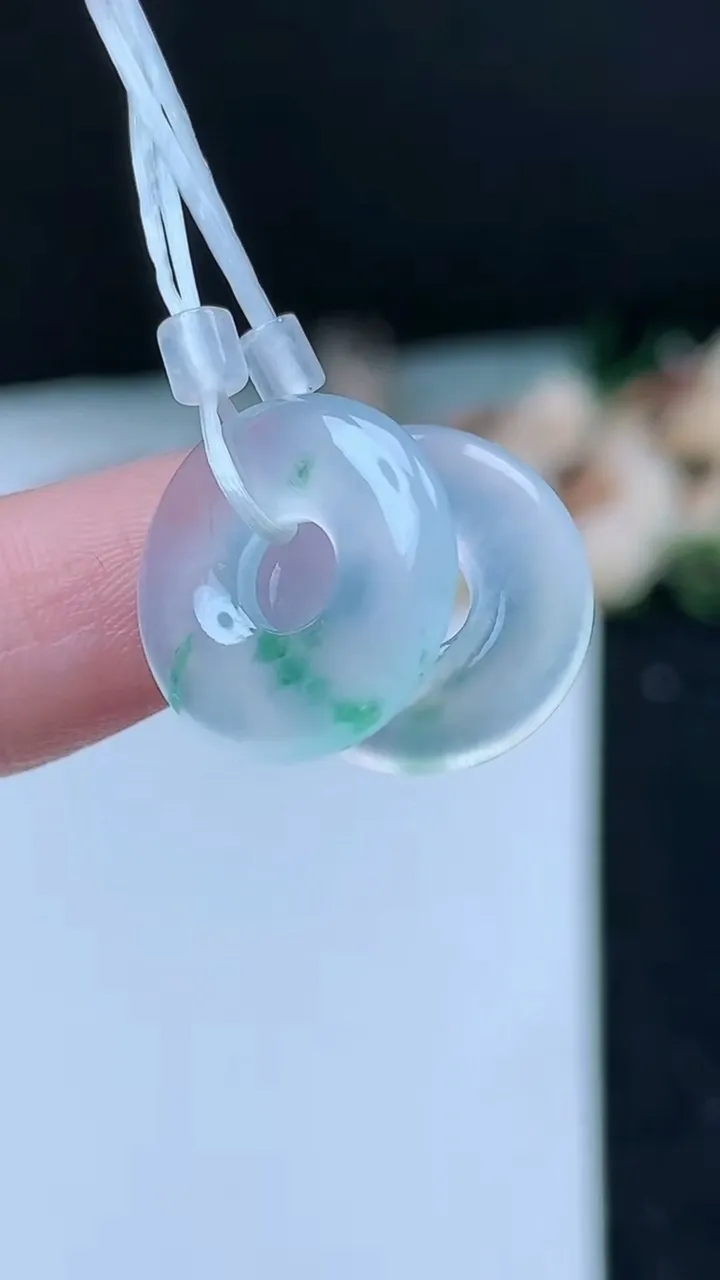 天然A货翡翠飘花平安环一对，尺寸14.5-2.9，重量:2.62g
11月16日