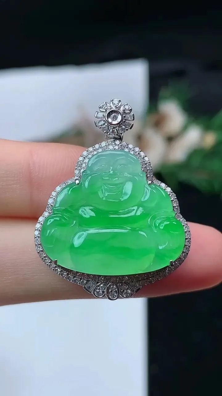 天然A货翡翠佛公吊坠，尺寸32.6-25-8，裸石19.6-22.4，重量:5.32g
11月16日