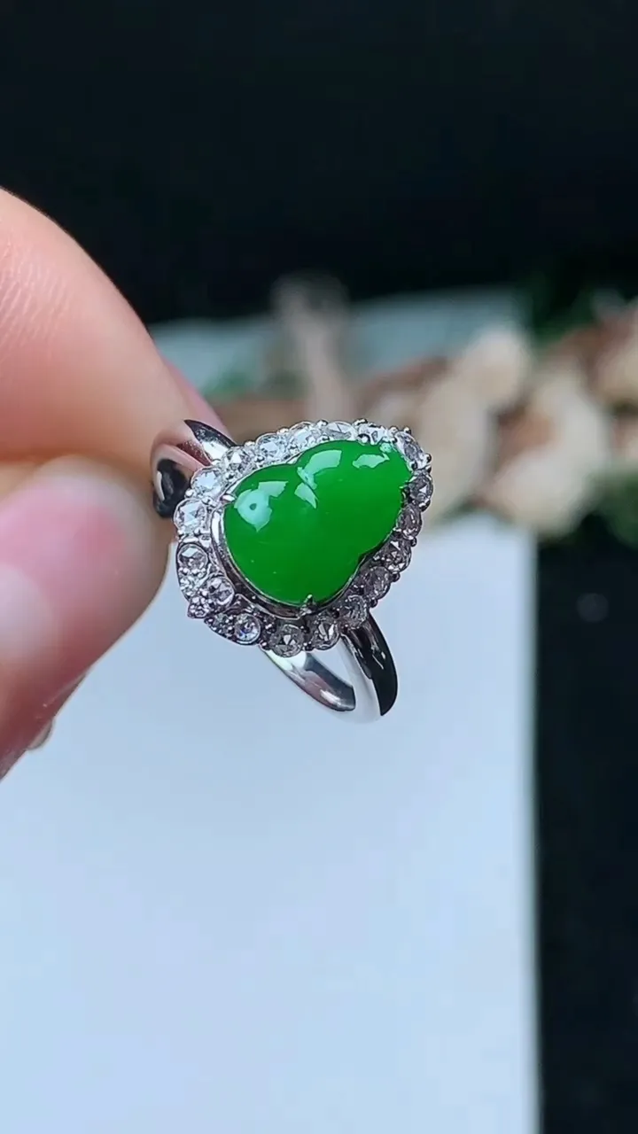 天然A货翡翠葫芦戒指，尺寸17.2-9.8-7，重量:3.00g2025年11月16日
工厂直销收藏