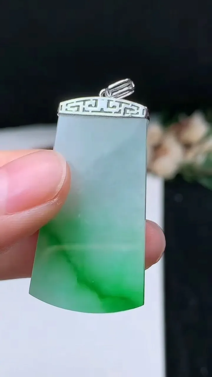 天然A货翡翠无事牌吊坠，尺寸39-20.5-3.4，重量:8.70g
11月16日