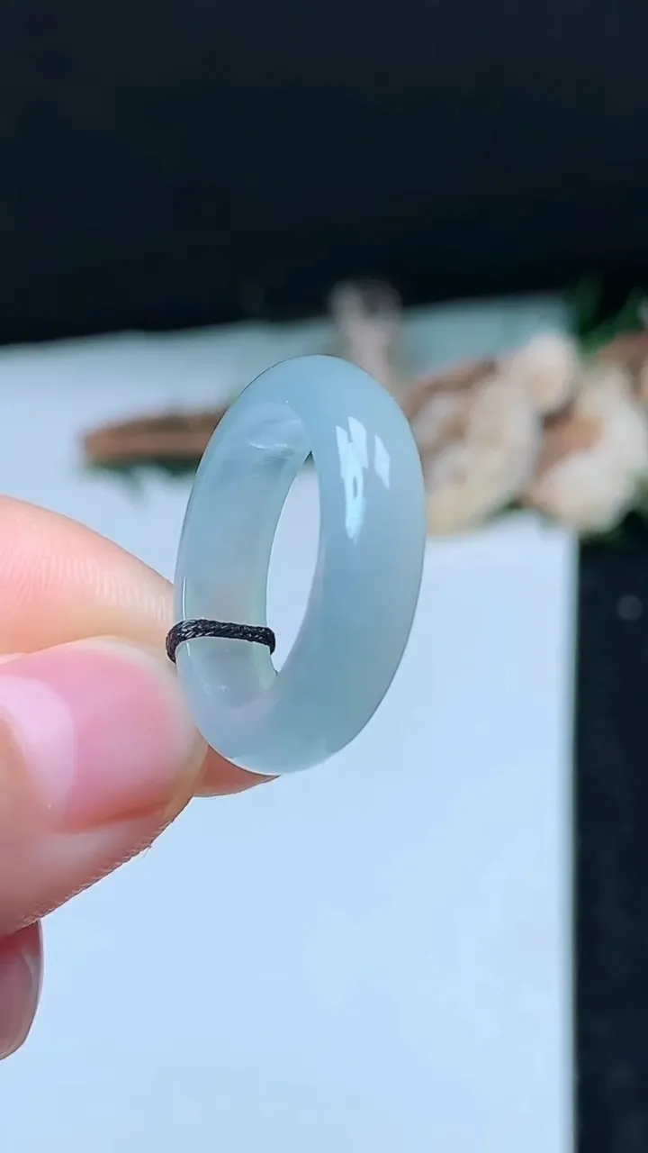 天然A货翡翠白冰指环戒指，尺寸17-5.7-3.6，重量:3.72g2025年11月16日
工厂直销收藏佳品,种好水足，色泽均匀，有种有色，上手高大气！