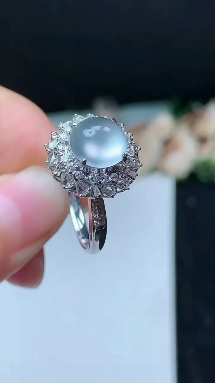 天然A货翡翠白冰蛋面戒指 吊坠两用款，尺寸17-8.4，重量:4.48g2025年11月16日
工厂直销收藏佳品,种好水足，色泽均匀，有种有色，上手高大气！