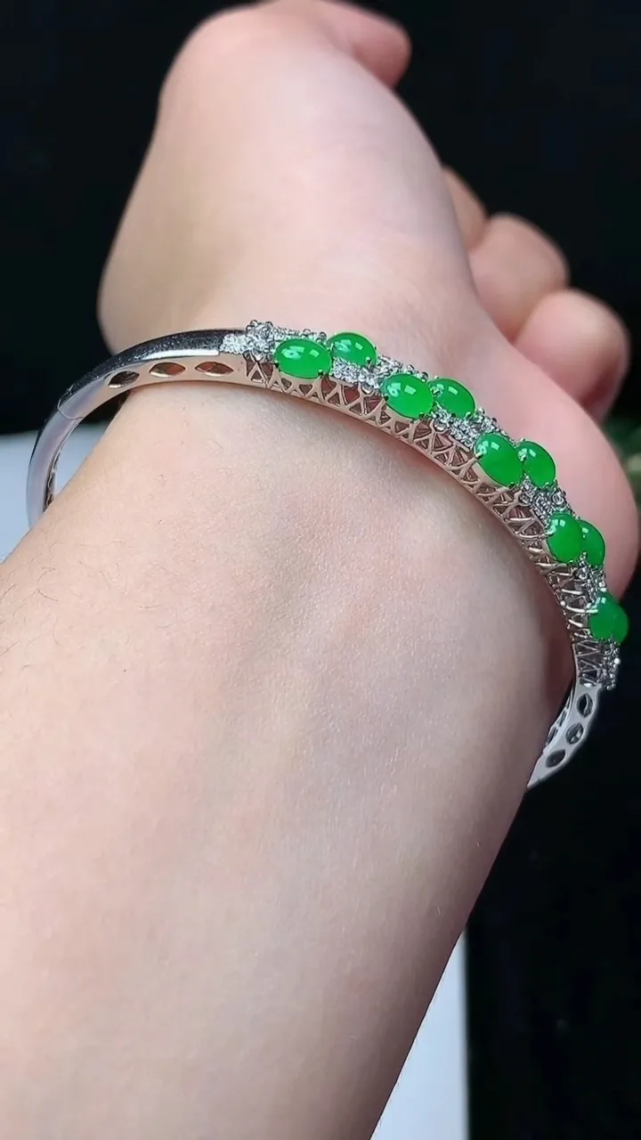 天然A货翡翠蛋面手镯，尺寸58.4-47.7-4.6-4.4，重量:9.14g
11月16日