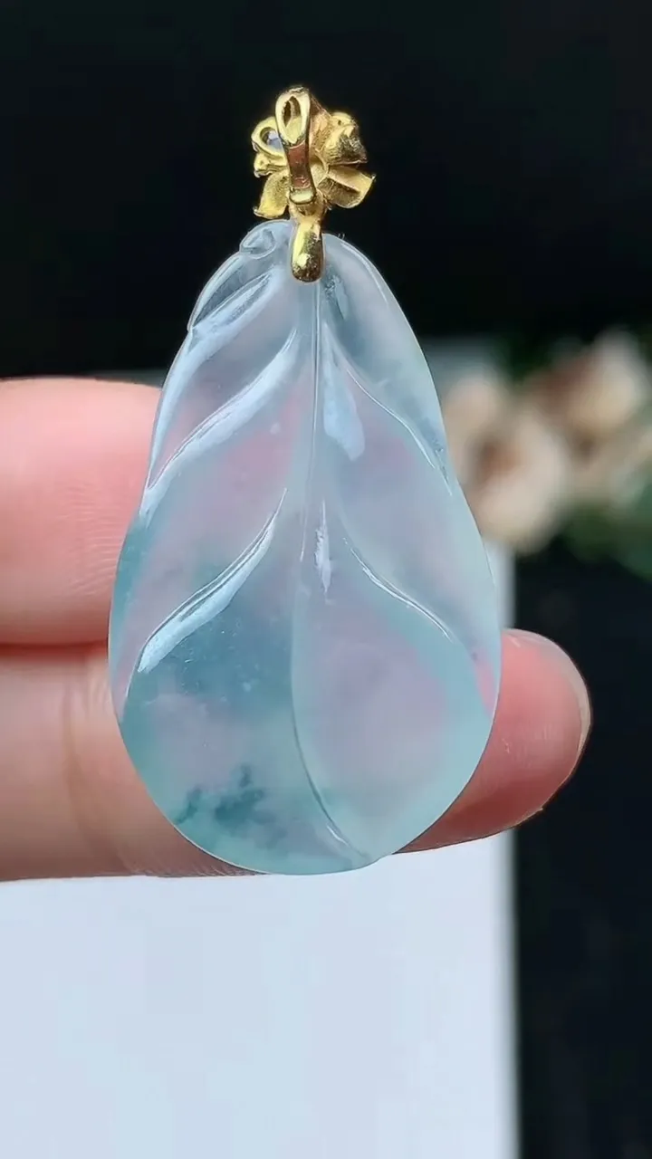 天然A货翡翠飘花金枝玉叶 叶子吊坠，尺寸30.6-18-4.6，重量:4.62g
11月16日