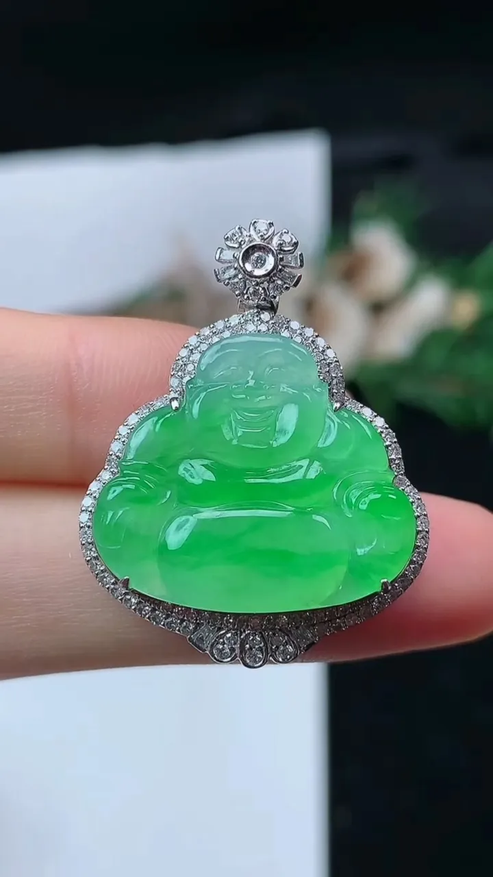 天然A货翡翠佛公吊坠，尺寸32.6-25-8，裸石19.6-22.4，重量:5.32g
11月16日