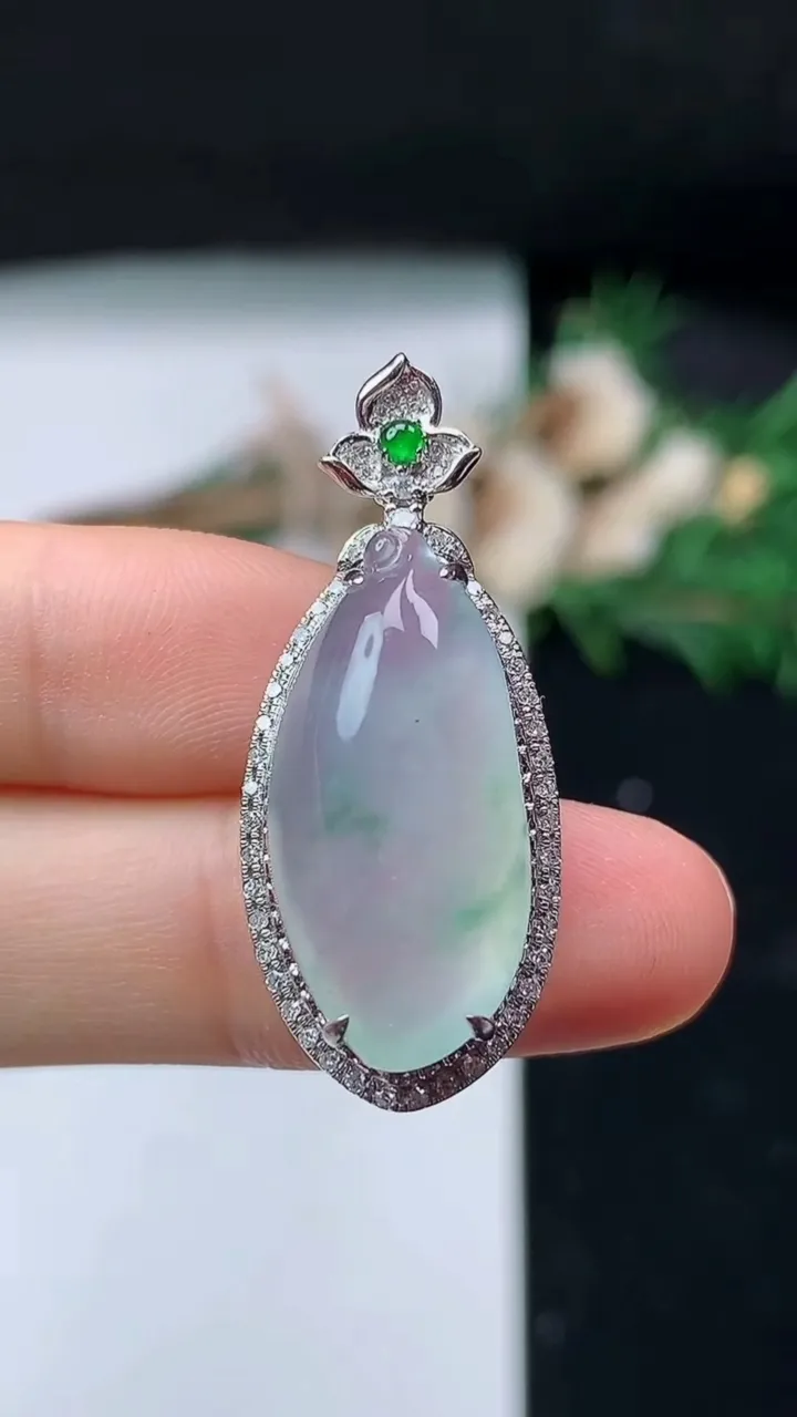 天然A货翡翠飘花福瓜吊坠，尺寸35.2-14.7-9.9，裸石24.3-11.4，重量:5.30g
11月16日，重量:5.30g