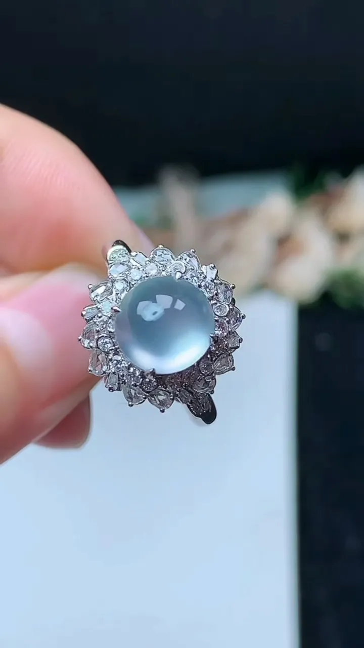 天然A货翡翠白冰蛋面戒指 吊坠两用款，尺寸17-8.4，重量:4.48g2025年11月16日
工厂直销收藏佳品,种好水足，色泽均匀，有种有色，上手高大气！