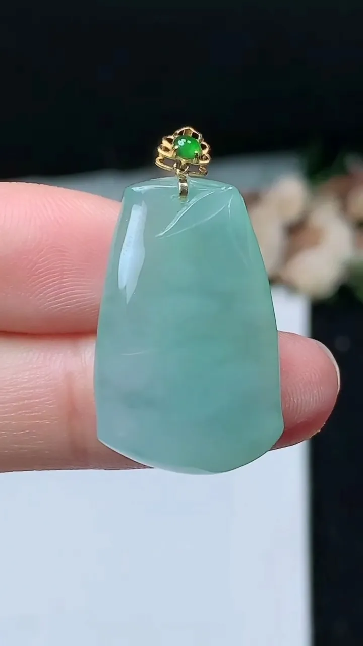 天然A货翡翠节节高升 竹节吊坠，尺寸26-16.6-5.3，重量:5.89g
11月16日