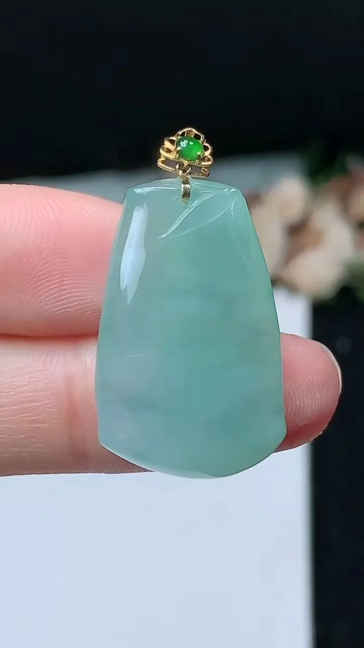 天然A货翡翠节节高升 竹节吊坠，尺寸26-16.6-5.3，重量:5.89g
11月16日