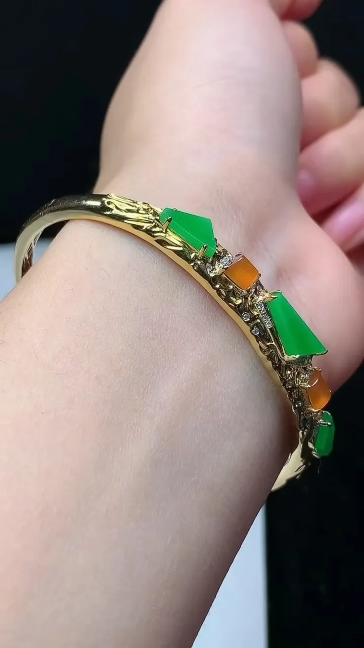 天然A货翡翠随形手镯，尺寸57.3-46.7-12-5，重量:8.89g
11月16日