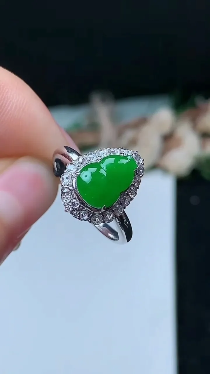天然A货翡翠葫芦戒指，尺寸17.2-9.8-7，重量:3.00g2025年11月16日
工厂直销收藏