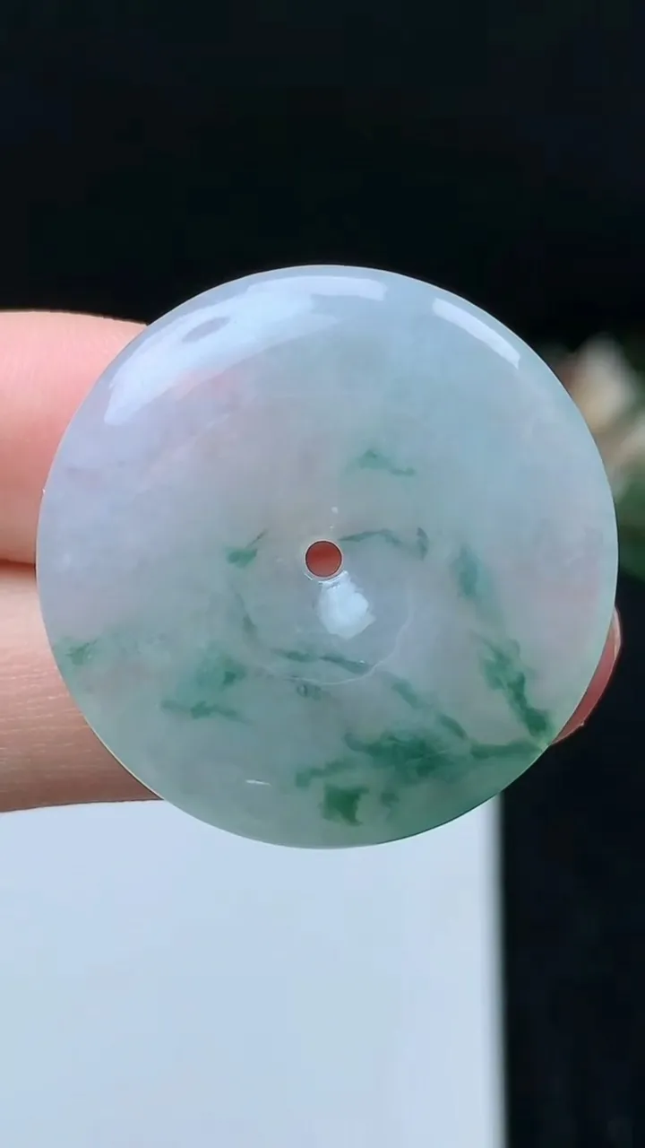 天然A货翡翠飘花平安扣吊坠，尺寸29.5-4.9，重量:8.68g
11月16日