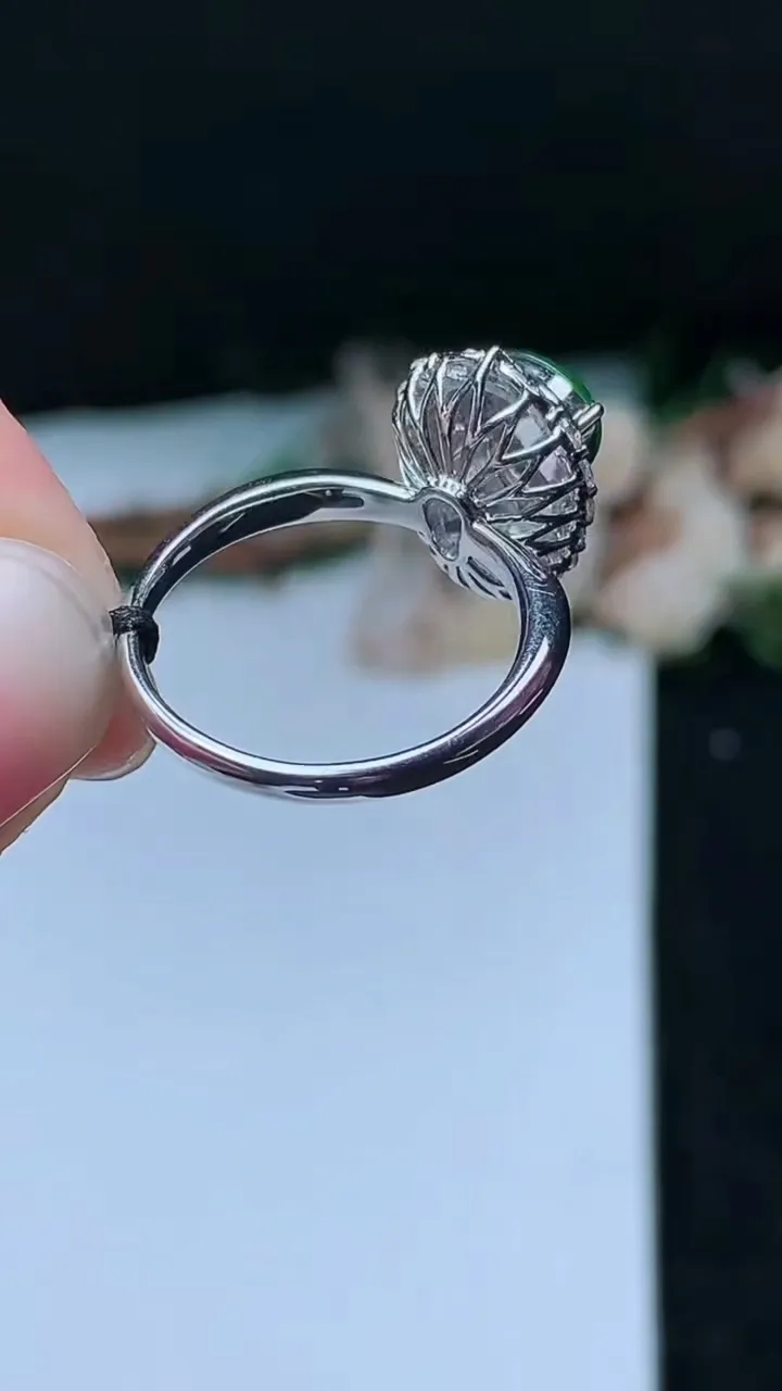 天然A货翡翠葫芦戒指，尺寸17.2-9.8-7，重量:3.00g2025年11月16日
工厂直销收藏佳品,种好水足，色泽均匀，有种有色，上手高大气！