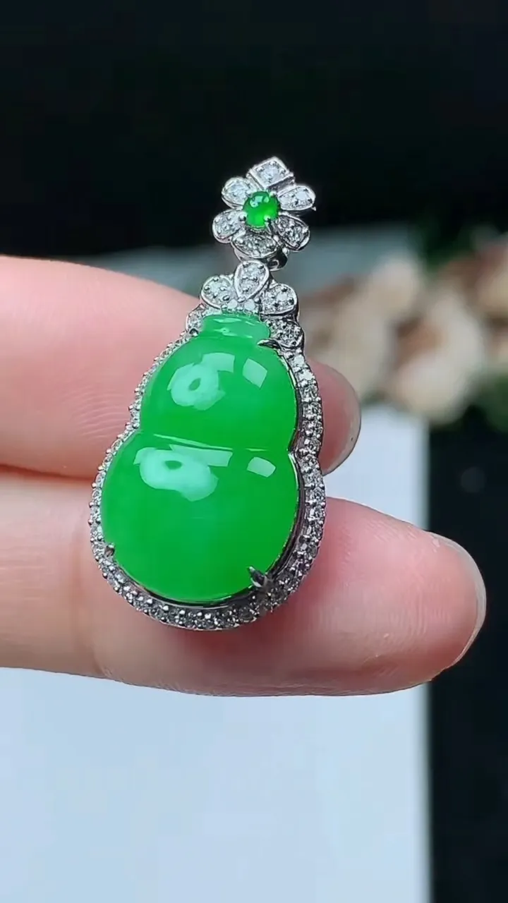 天然A货翡翠葫芦吊坠，尺寸29.6-14.3-9.3，裸石17.2-11.4，重量:5.31g
11月16日，重量:5.31g