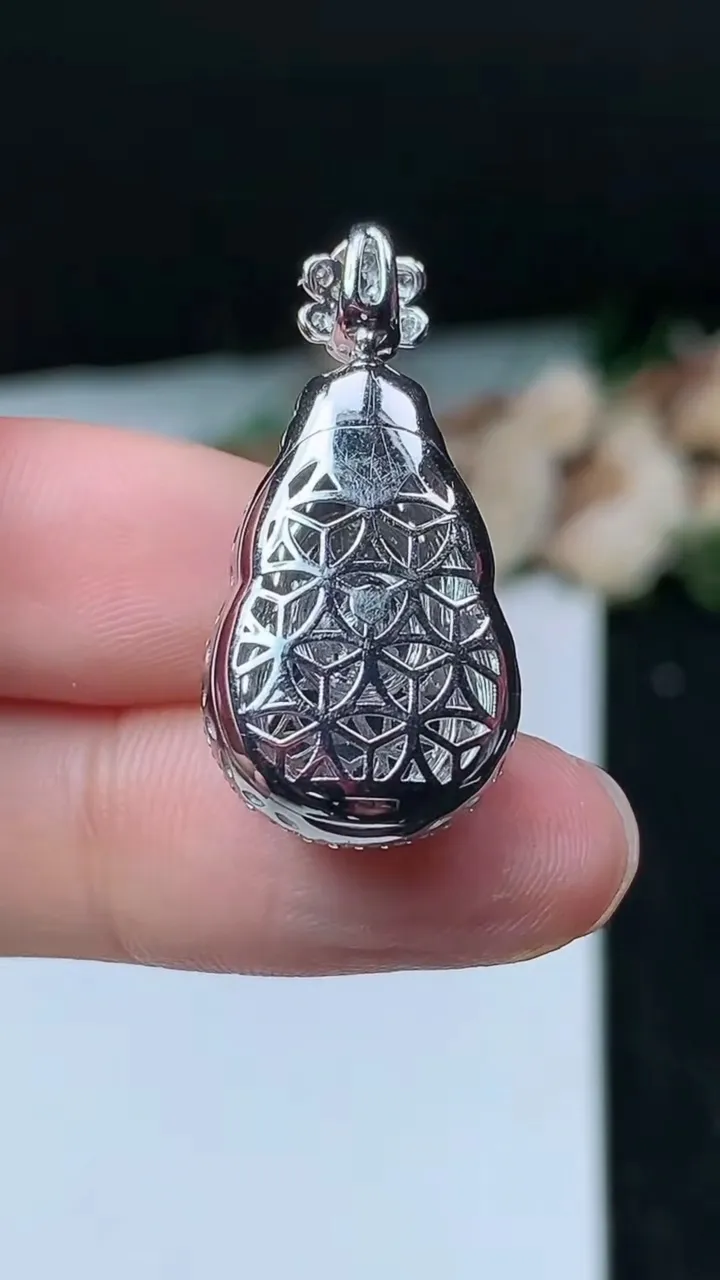 天然A货翡翠葫芦吊坠，尺寸29.6-14.3-9.3，裸石17.2-11.4，重量:5.31g
11月16日，重量:5.31g