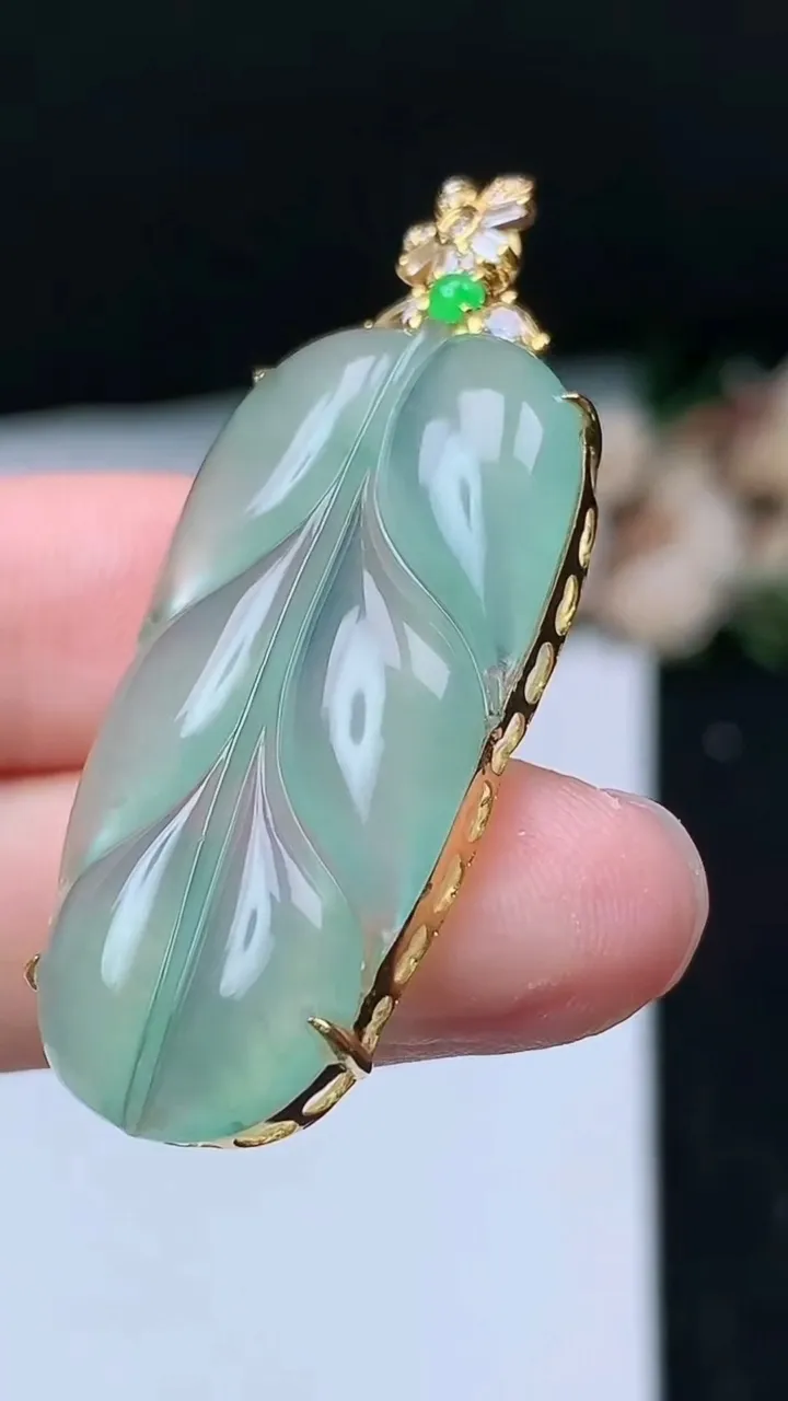 天然A货翡翠金枝玉叶 叶子吊坠，尺寸36.5-18-7.3，重量:6.90g
11月16日