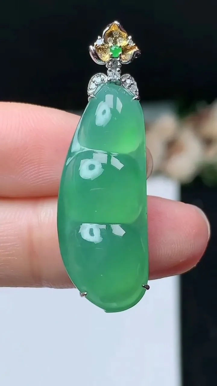 天然A货翡翠福豆吊坠，尺寸30-12-8，重量:5.78g
11月16日