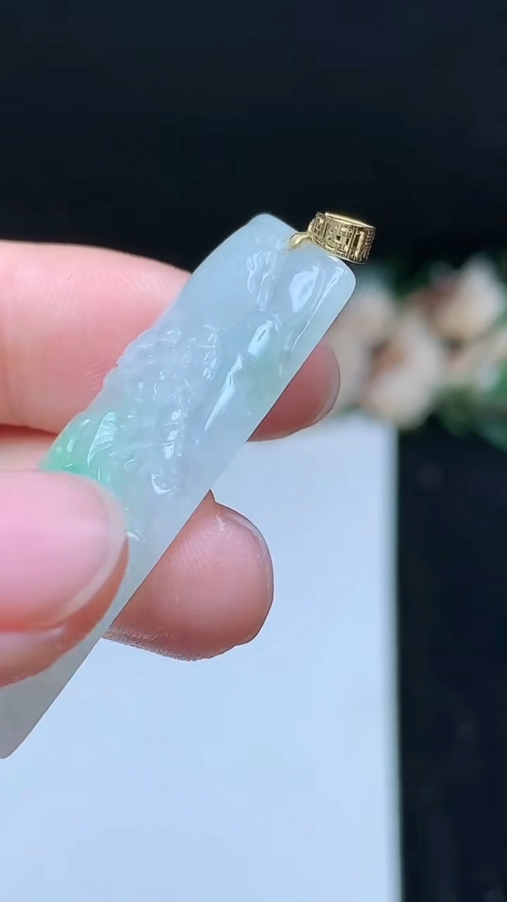 天然A货翡翠山水牌吊坠，尺寸38.9-17.7-3.4，重量:5.47g
11月16日