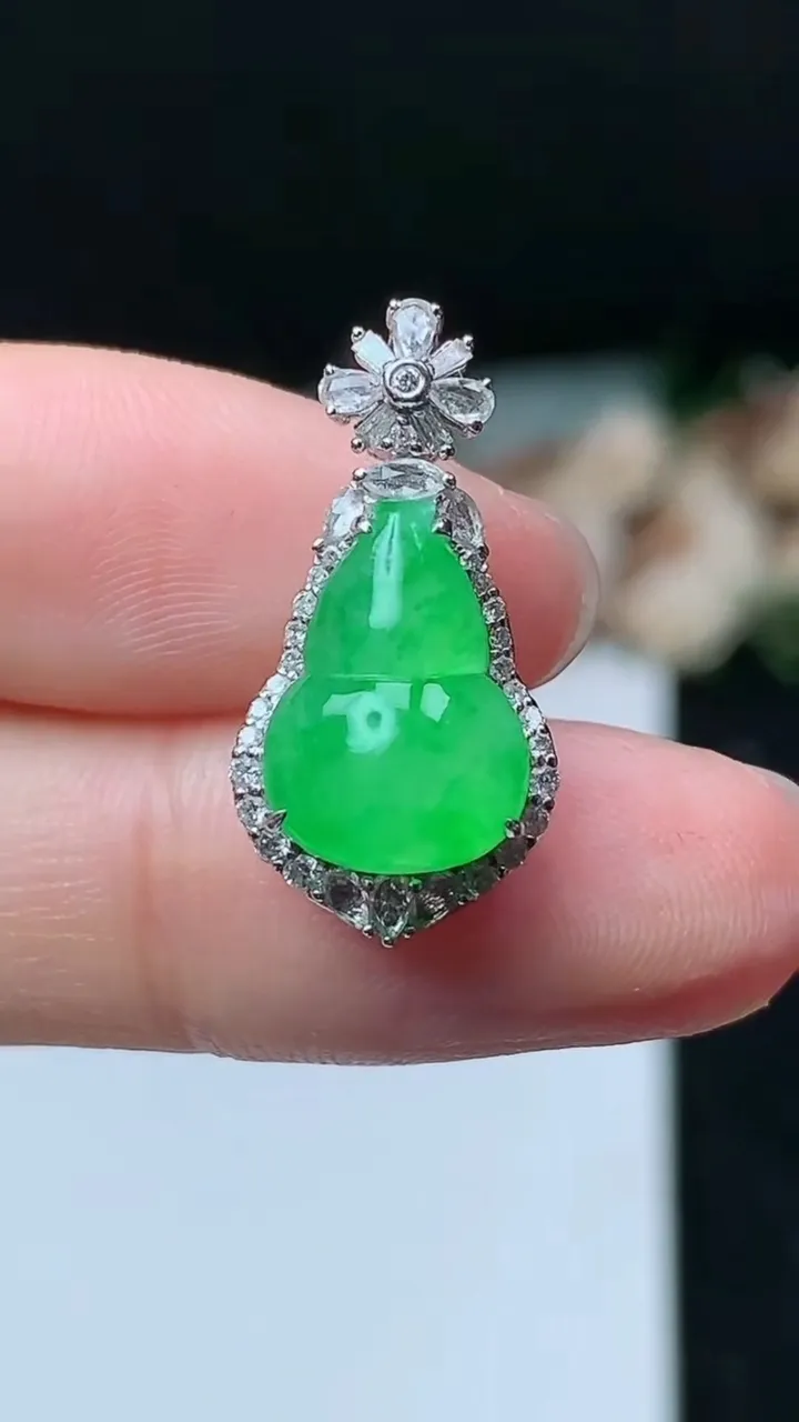 天然A货翡翠葫芦吊坠，尺寸22.7-11.6-8.8，裸石12.8-9.3，重量:3.26g
11月16日