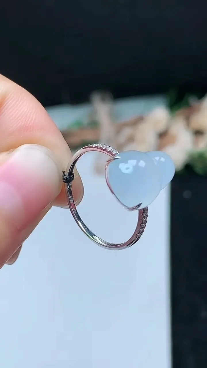 天然A货翡翠白冰葫芦戒指，尺寸17.2-13.5-9.5，重量:2.55g2025年11月16日
工厂直销收藏佳品,种好水足，色泽均匀，有种有色，上手高大气！