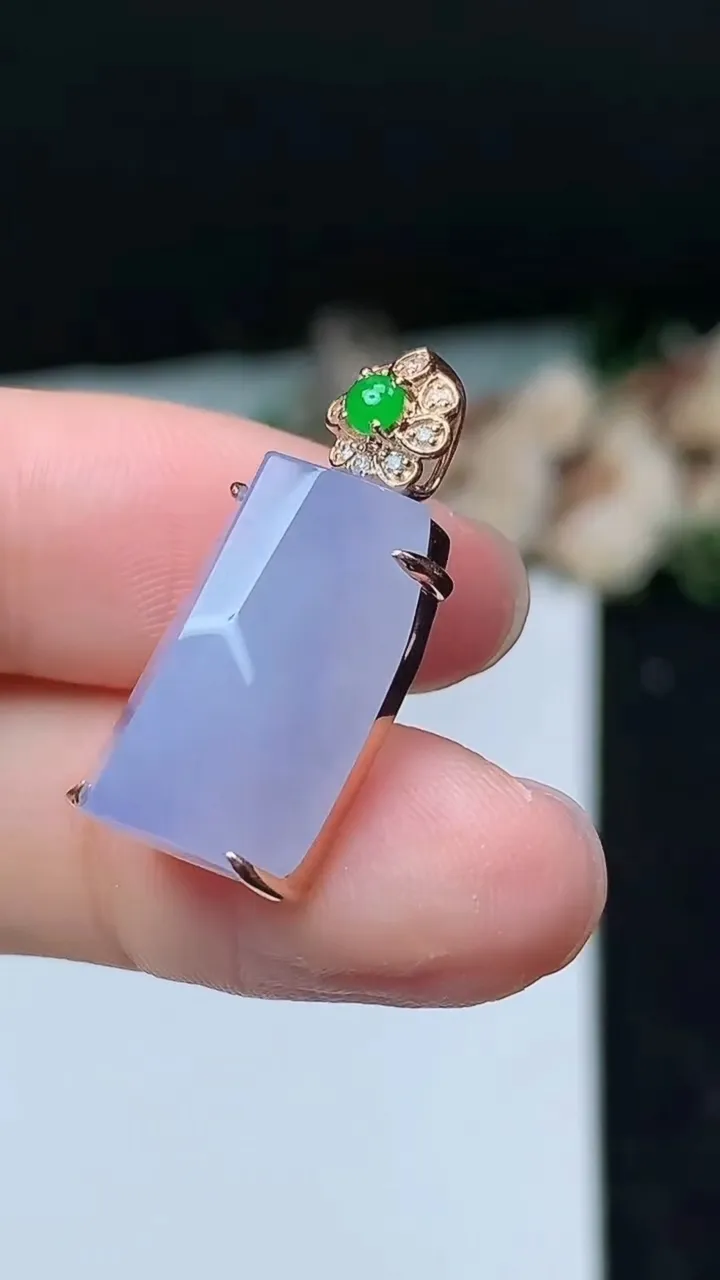 天然A货翡翠紫罗兰随形吊坠，尺寸17.9-10.8-8.8，重量:4.49g
11月16日