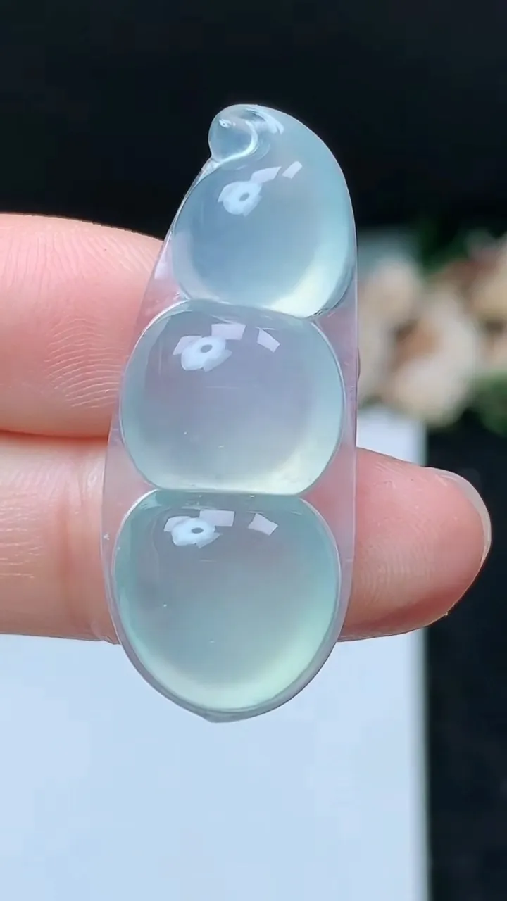 天然A货翡翠白冰福豆吊坠，尺寸36.2-15-6.5，重量:5.59g
11月16日