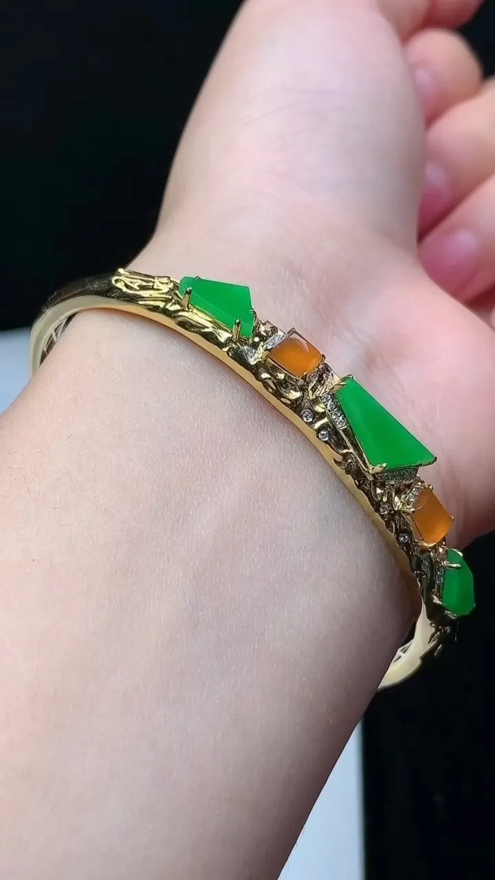 天然A货翡翠随形手镯，尺寸57.3-46.7-12-5，重量:8.89g
11月16日