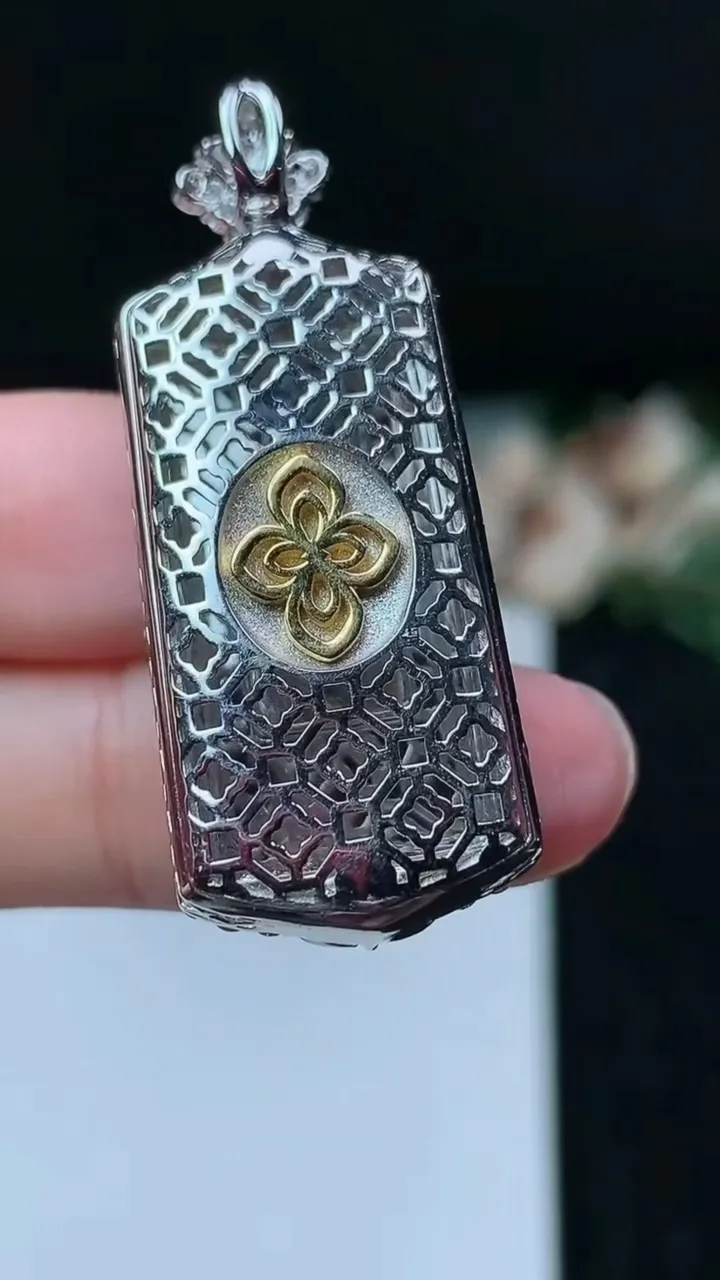 天然A货翡翠无事牌吊坠，尺寸41.8-16.3-8.8，裸石26.4-13.4，重量:8.90g
11月16日