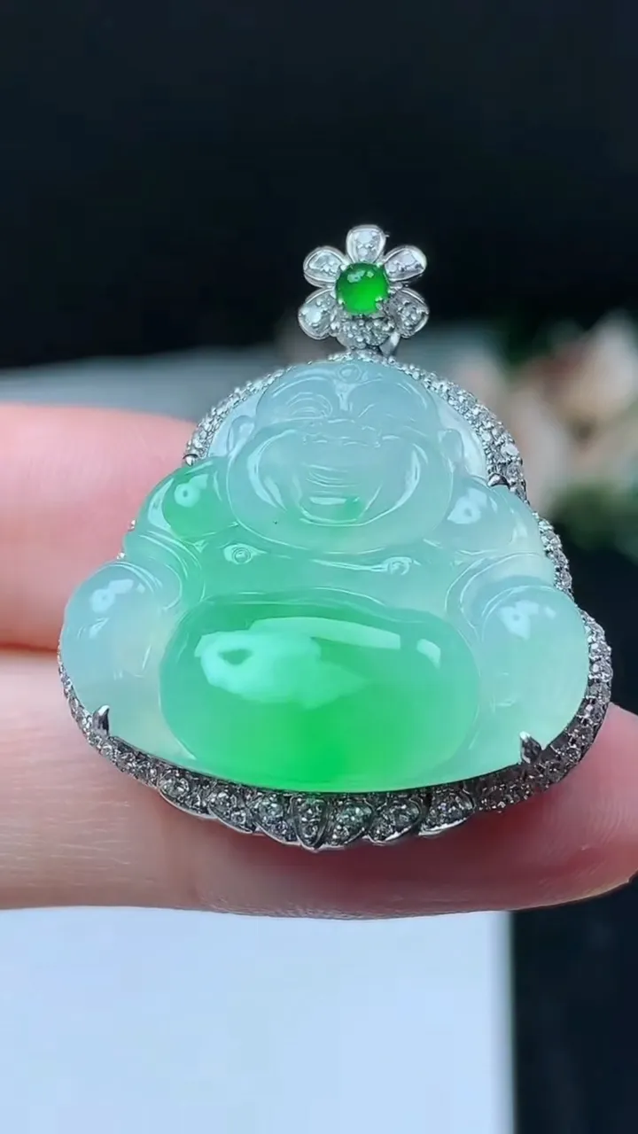 天然A货翡翠佛公吊坠，尺寸33.3-27.4-9.9，裸石21.7-25.3，重量:9.83g
11月16日