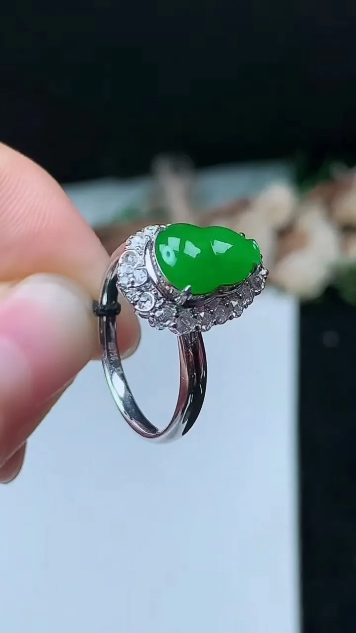 天然A货翡翠葫芦戒指，尺寸17.2-9.8-7，重量:3.00g2025年11月16日
工厂直销收藏佳品,种好水足，色泽均匀，有种有色，上手高大气！