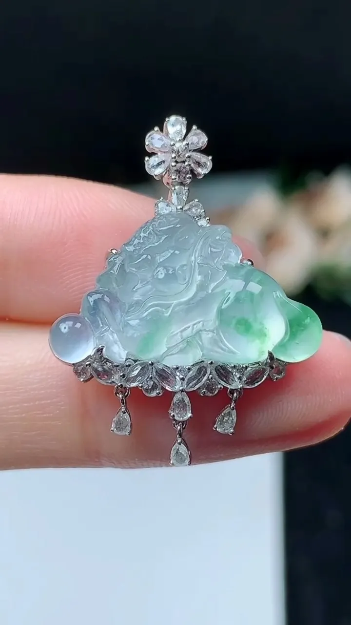 天然A货翡翠麒麟牌吊坠，尺寸30-12.8-23-7，重量:4.71g
11月16日