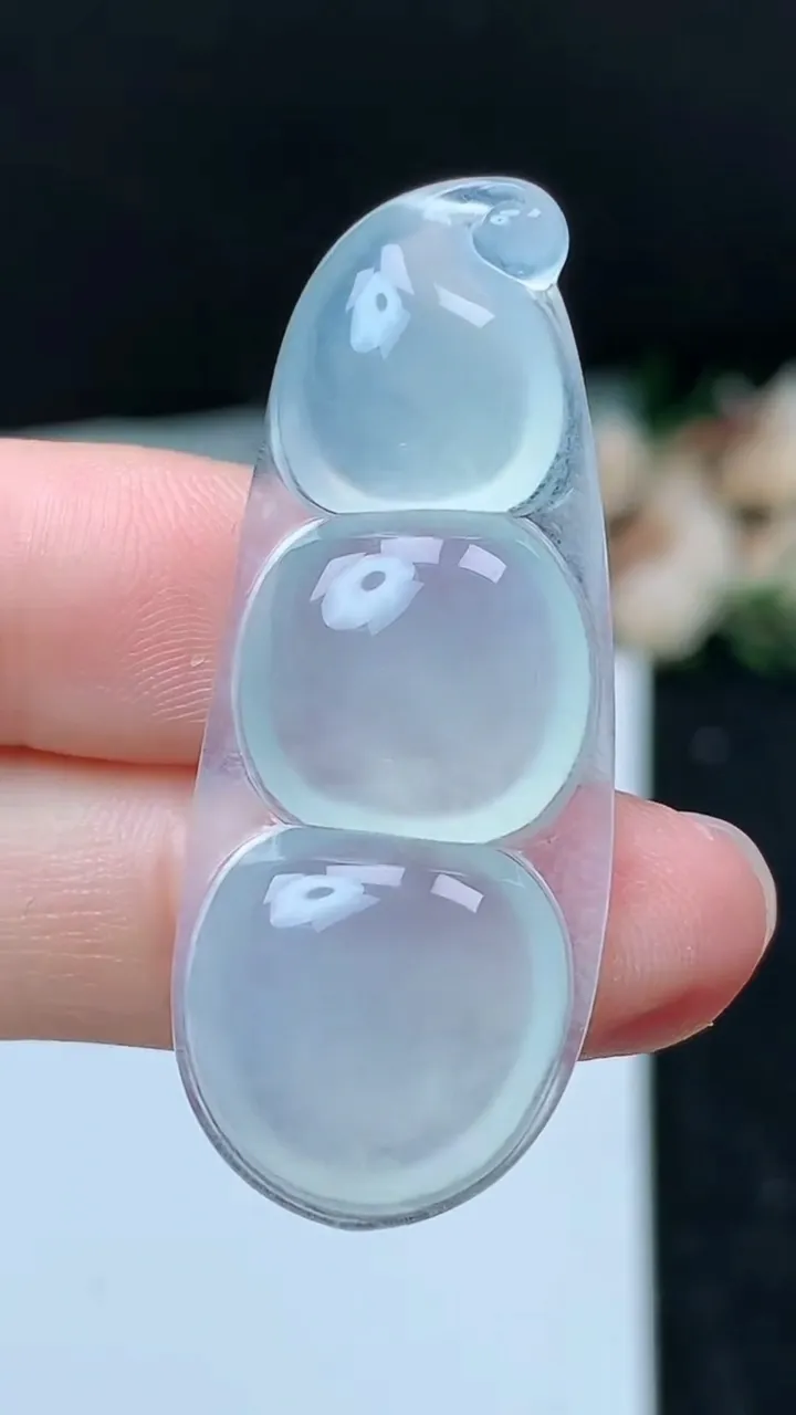 天然A货翡翠白冰福豆吊坠，尺寸43.6-17.4-5.8，重量:7.28g
11月16日