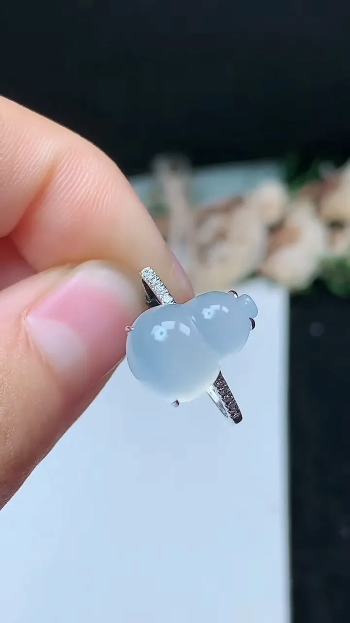 天然A货翡翠白冰葫芦戒指，尺寸17.2-13.5-9.5，重量:2.55g2025年11月16日
工厂直销收藏佳品,种好水足，色泽均匀，有种有色，上手高大气！
