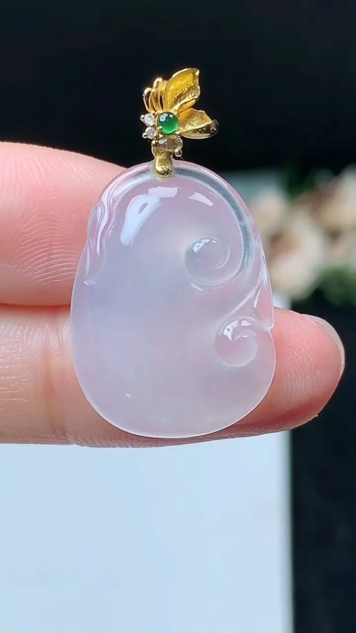 天然A货翡翠白冰如意吊坠，尺寸22.6-16.8-3.8，重量:3.13g
11月16日