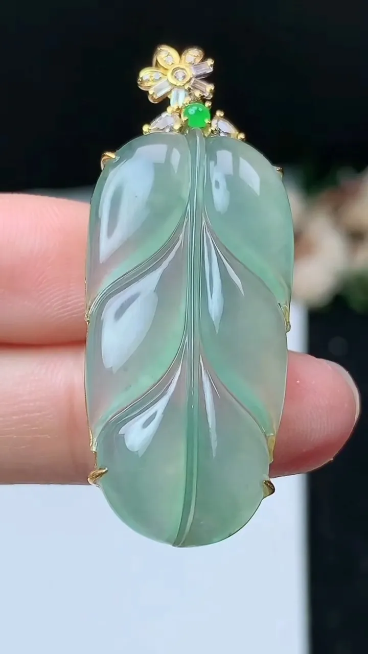 天然A货翡翠金枝玉叶 叶子吊坠，尺寸36.5-18-7.3，重量:6.90g
11月16日