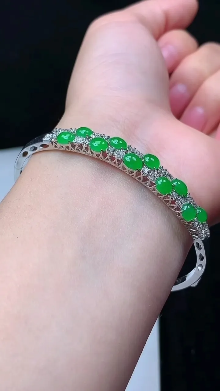 天然A货翡翠蛋面手镯，尺寸58.4-47.7-4.6-4.4，重量:9.14g
11月16日