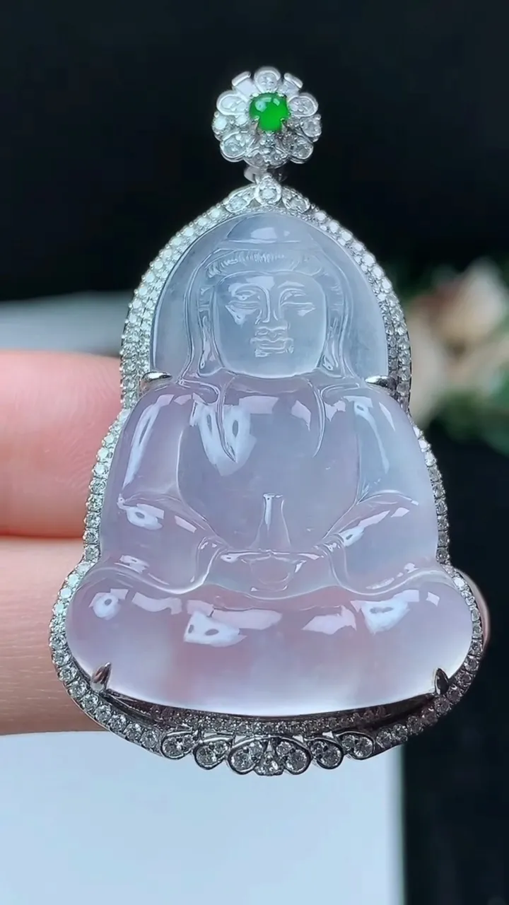 天然A货翡翠白冰观音菩萨吊坠，尺寸49.3-28.4-9.5，裸石34-26，重量:11.00g
1