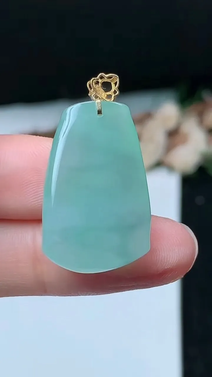 天然A货翡翠节节高升 竹节吊坠，尺寸26-16.6-5.3，重量:5.89g
11月16日