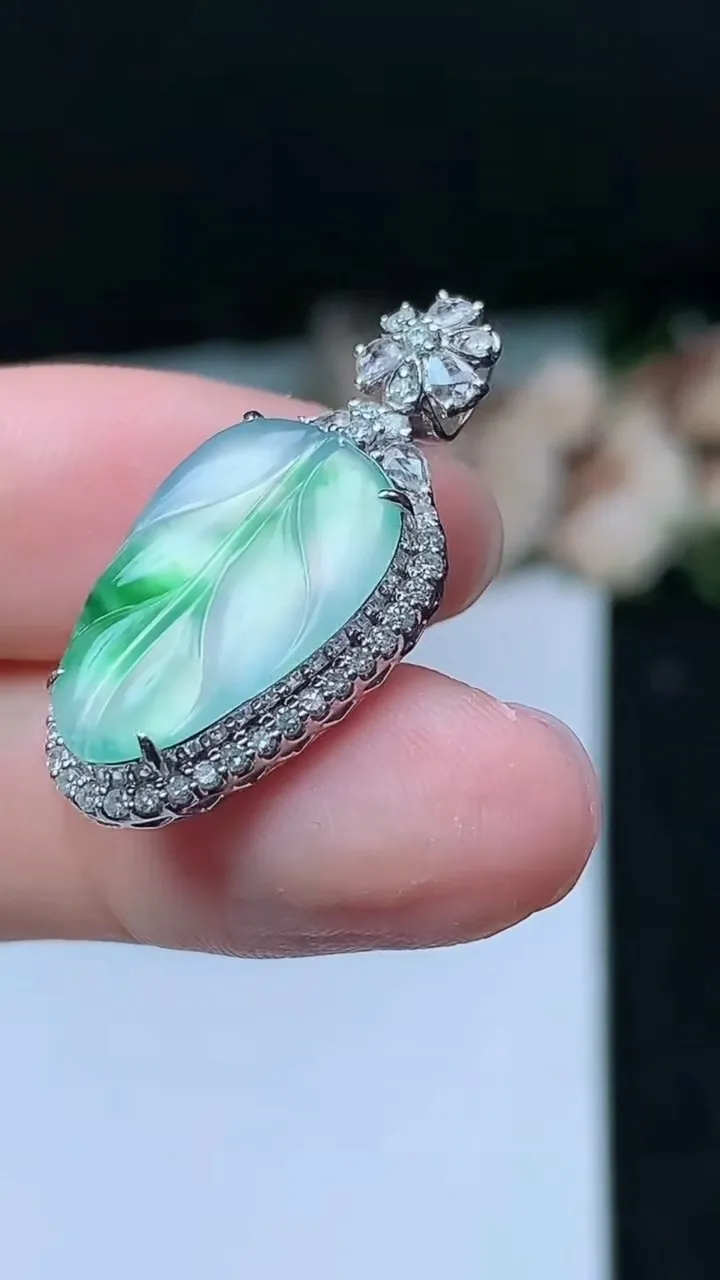 天然A货翡翠金枝玉叶 叶子吊坠，尺寸27.9-14-7.4，裸石17.5-11.4，重量:4.13g
11月16日，重量:4.13g