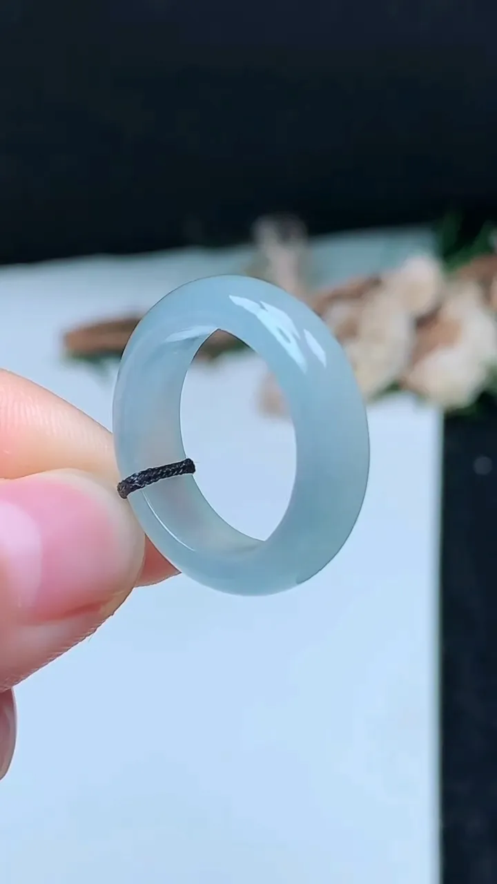 天然A货翡翠白冰指环戒指，尺寸17-5.7-3.6，重量:3.72g2025年11月16日
工厂直销